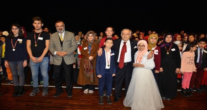 Umre’den dönen öğrenciler Vali Şentürk’ü ziyaret etti