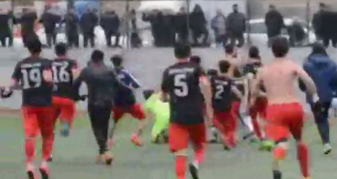 Amatör maçta futbolcuların tekme tokat kavgası kamerada