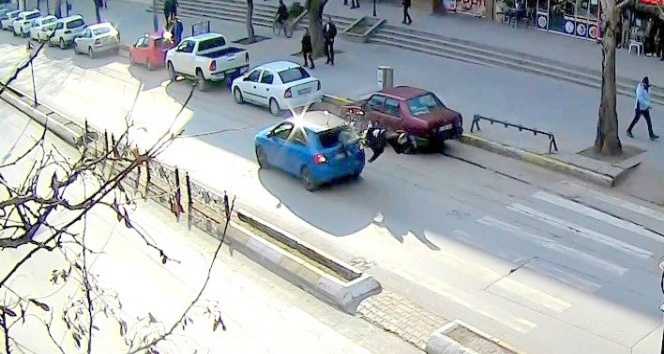 Erzincan’da dikkatsiz sürücülerin yayalara çarpması kameralara yansıdı