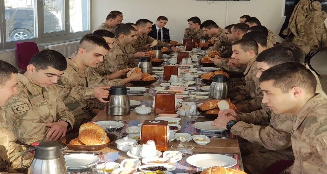 Kaymakam Erat, askerlerle kahvaltıda bir araya geldi