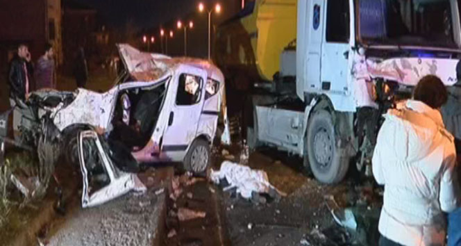 Maltepe&#039;de hafriyat kamyonu ile araç çarpıştı: 1 ölü, 2 yaralı