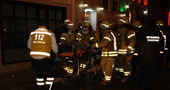 Beyoğlu&#039;nda yangın: Mahsur kalanlar kurtarıldı