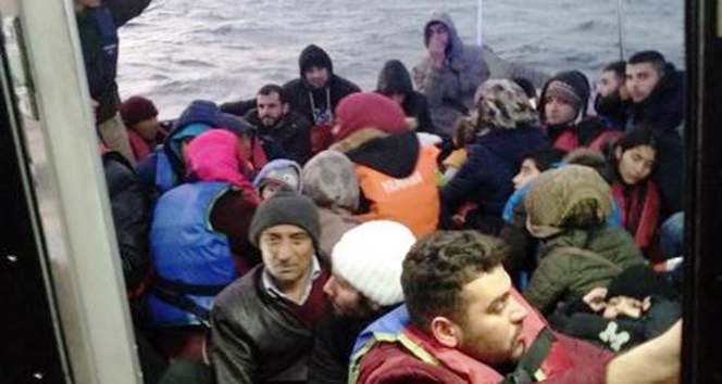 Sahil Güvenlik batma tehlikesi geçiren 42 göçmeni son anda kurtardı
