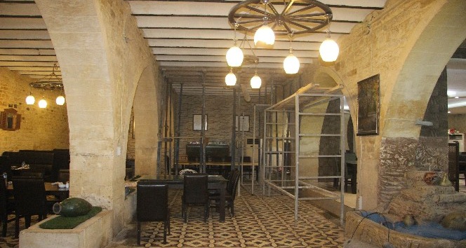 Roketli saldırıda hasar gören restoran yeniden hizmete açıldı