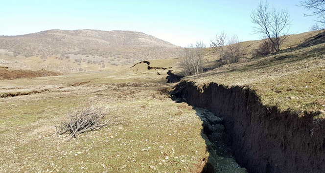 Toprak kayması sonucu dev yarıklar oluştu