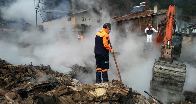 Tosya’da yangında hayatını kaybeden yaşlı kadının kemikleri enkaz altında bulundu