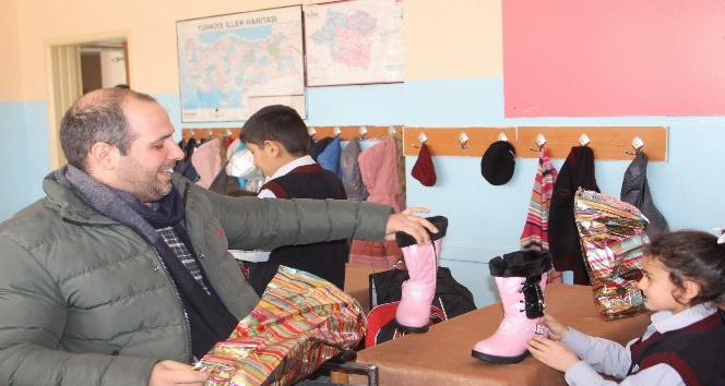 Gurbetçi kadından Siirtli yoksullara ayakkabı yardımı