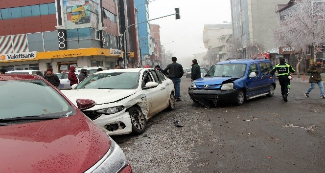 Ardahan kent merkezinde zincirleme kaza