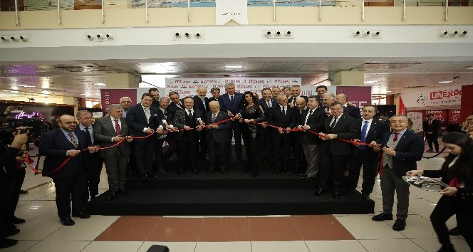 Fuar açılışını ünlü manken Deniz Akkaya yaptı