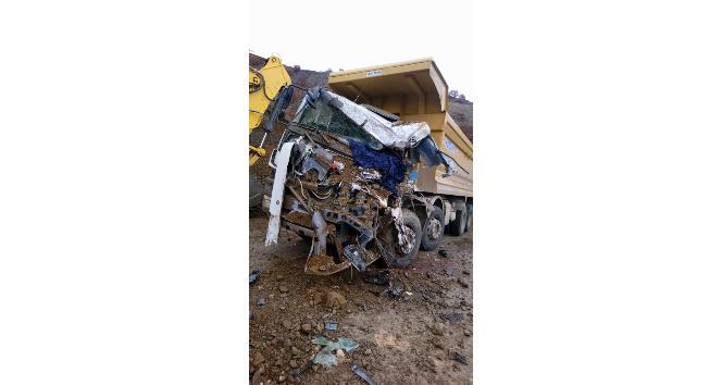 Toprak yüklü kamyon başka bir kamyonun üzerine devrildi: 1 ölü, 1 yaralı