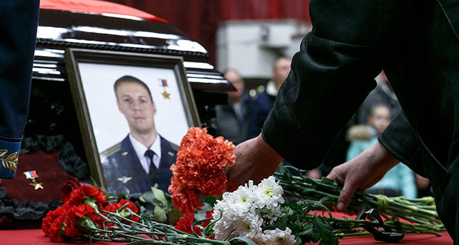Rus pilot Filipov’un cenaze törenine binlerce kişi katıldı