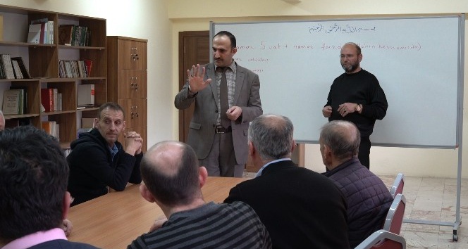 Erzincan’da işitme engellilere Kur’an ve dini bilgiler kursları veriliyor