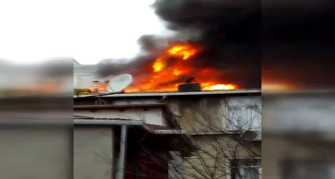 Beyoğlu&#039;nda 4 katlı binanın çatısı alev alev yandı