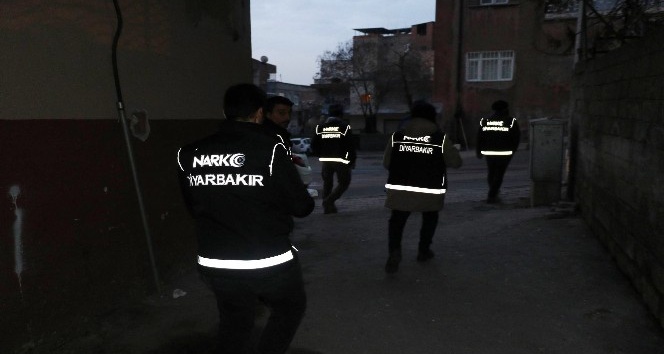 Diyarbakır’da uyuşturucu tacirlerine şafak operasyonu: 6 gözaltı