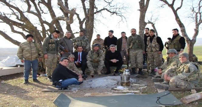 Kaymakam Yazıcı Mehmetçikleri mevzilerinde ziyaret etti