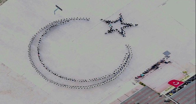 Öğrencilerden Afrin’deki Mehmetçiğe ay yıldızlı destek