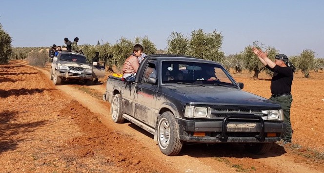 Suriyeliler çatışma bölgesinden güvenli yerlere kaçıyor