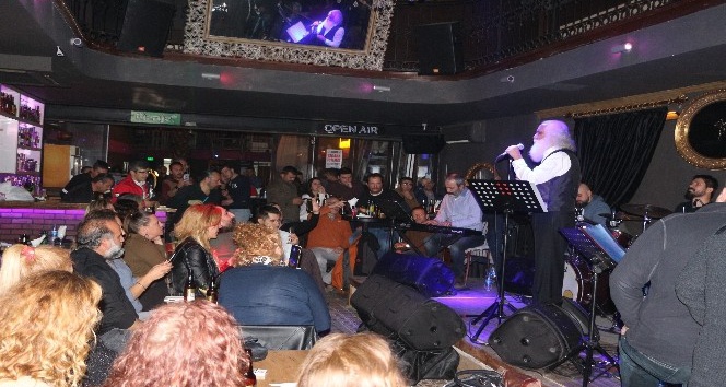 Suavi çocuklar için sahneye çıktı