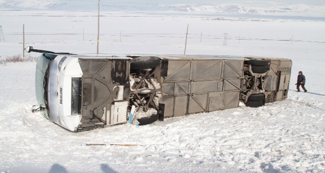 Ardahan’da yolcu otobüsü şarampole yuvarlandı: 4 yaralı