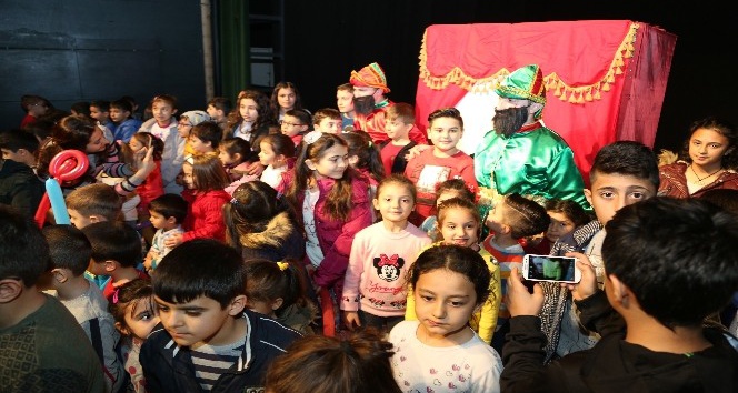 Başkan Özkan, çocuklarla tiyatro izledi