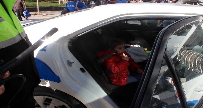Polis kaybolan çocuğu ekip arabasına alıp sakinleştirdi