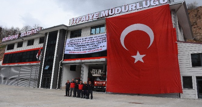 Zeytin Dalı’na destek için dev Türk bayrağı astılar