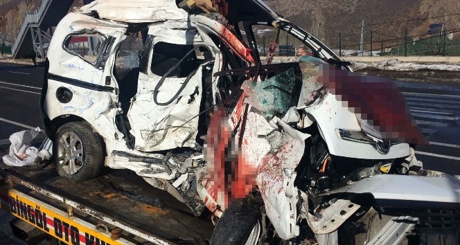Bingöl’de yolcu otobüsü ile hafif ticari araç çarpıştı: 4 ölü, 7 yaralı