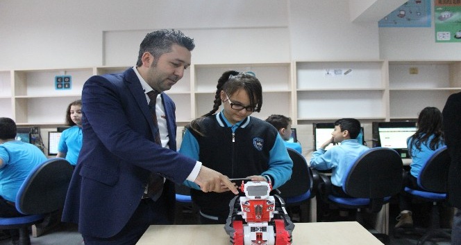 Vali Hüseyin Aksoy, Dumlupınar Ortaokulu Robotik Atölye açılışına katıldı