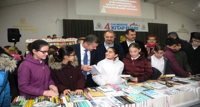 Çan Belediyesi 4’üncü Kitap Fuarı’nda yüzlerce kitapsever buluştu