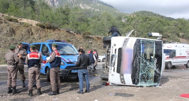 Antalya&#039;da midibüs devrildi: 15 yaralı