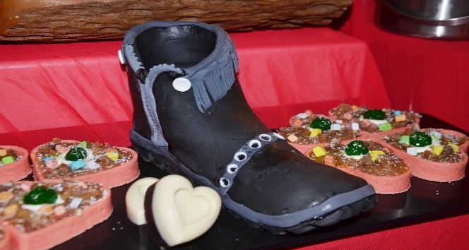 Sevgililer Günü’nde çikolatadan ayakkabı hediyesi