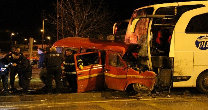 Amasya’da yolcu otobüsüyle minibüs çarpıştı: 1 ölü, 4 yaralı