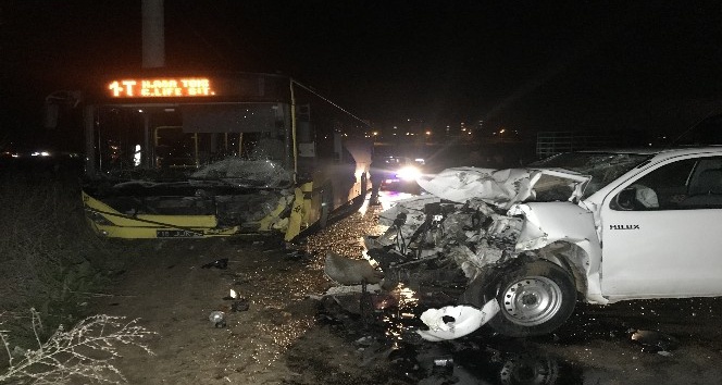 Kamyonet ile belediye otobüsü çarpıştı, kazada bir kişi öldü