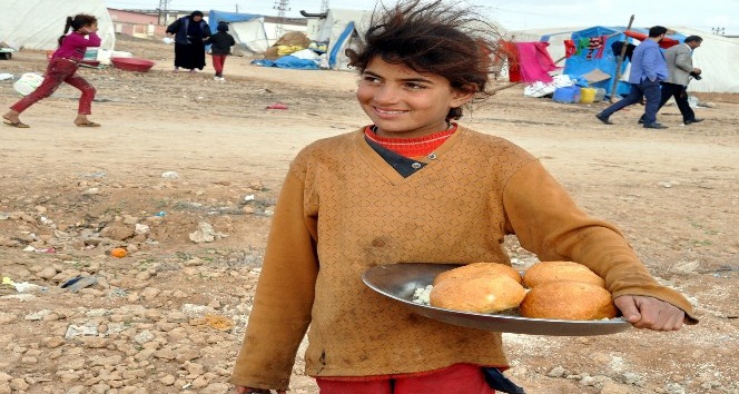 Çadırlarda yaşayan Suriyeli sığınmacılara sıcak yemek dağıtıldı