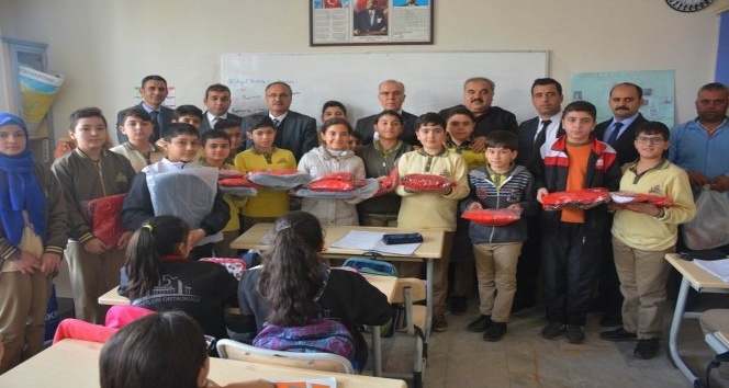 Başarı öğrencilere spor malzemesi dağıtıldı