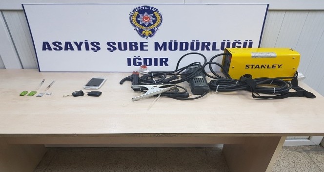 Çaldıkları kaynak ve taşlama makinesini satmak isterken yakalandılar