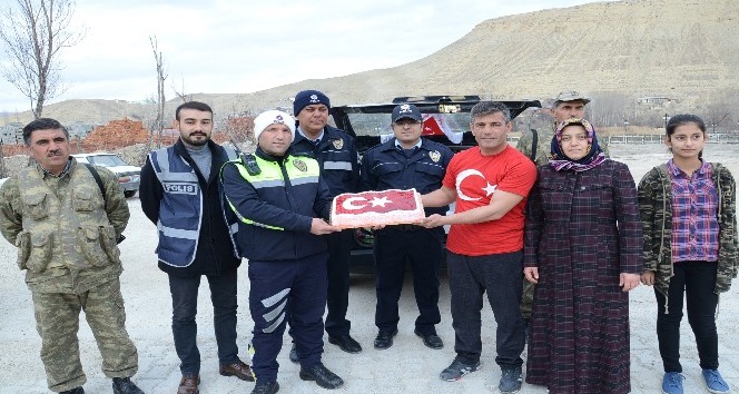 Darendeli kapıcıdan Mehmetçik ve polise pastalı destek