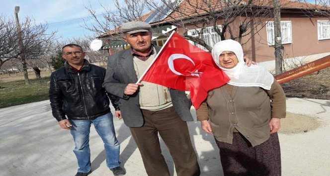 Vatandaşlara Türk Bayrağı dağıtıldı