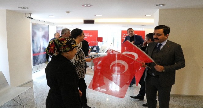 Belediye’den STK’larla birlikte Türk Bayrağı dağıtımı
