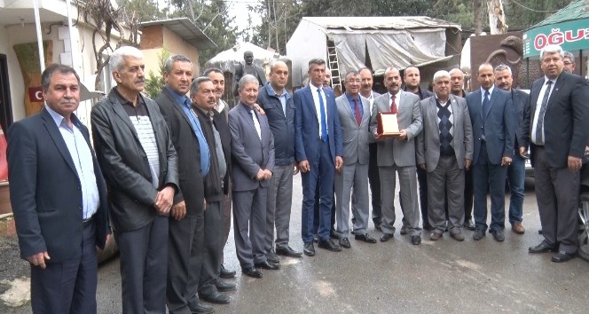 Muhtarlardan Toroslar Belediyesi ekibine hizmet plaketi