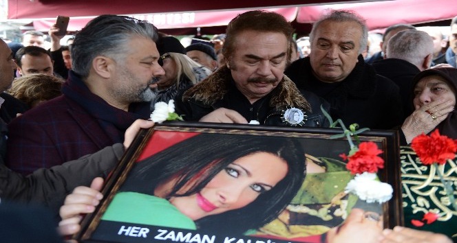 Türk halk müziği sanatçısı Nuray Hafiftaş son yolculuğuna uğurlandı