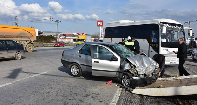 Sakarya&#039;da tır ile otomobil çarpıştı: 3 yaralı
