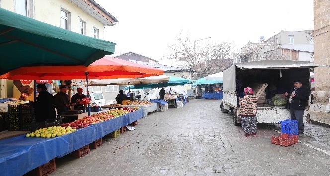 Cuma pazarını 42 yıldır duayla açıyorlar