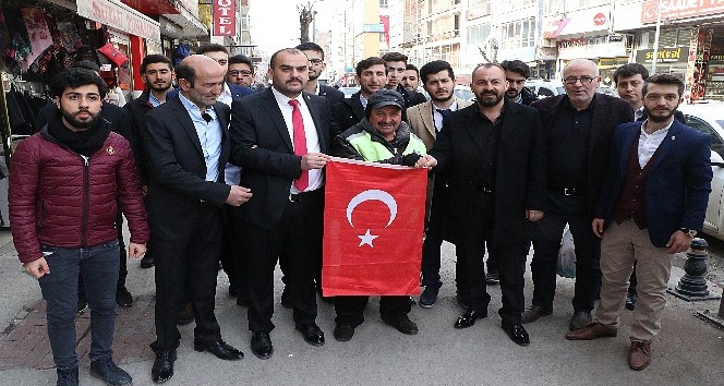 Karabük’te esnafa Türk bayrağı dağıtıldı