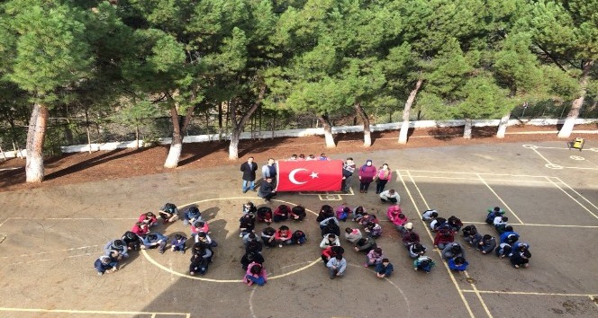 Okul bahçesinde Afrin yazıp Türk bayrağı açtılar