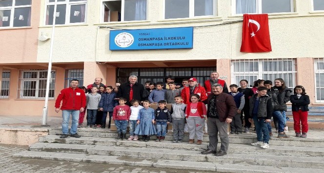 Türk Kızılay’ından öğrencilere giyim ve kırtasiye yardımı