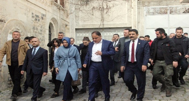 Bakan Kaya, şehit aileleri ile roket saldırısına uğrayan yerleri ziyaret etti