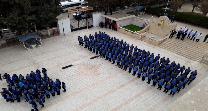 Ay yıldız şeklini oluşturan lise öğrencileri komando yemini etti
