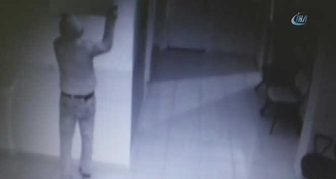 Sağlık merkezine giren eli bıçaklı hırsız kamerada