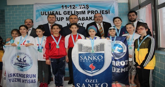 Yüzme şampiyonası grup müsabakaları İskenderun’da başladı